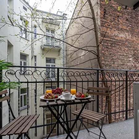 Discover - 6 Rakowicka St - Stylish Balcony With Netflix